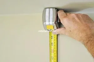 Измерение меньшей по высоте стороны помещения перед установкой гипсокартонного потолка