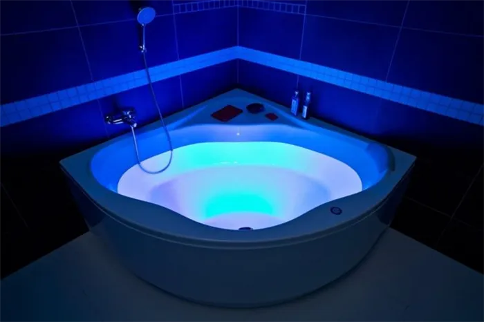 Акрил может быть окрашен в любой цвет на производстве, такую ванну часто дополняют гидромассажами и подсветками