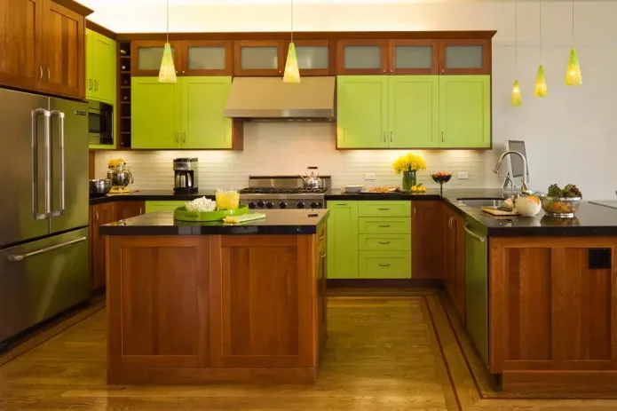 деревянная кухня с зелеными акцентами