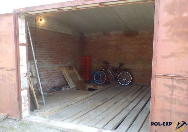 Хозяин этого гаража решил сэкономить и сделал настил из досок и «щелей»