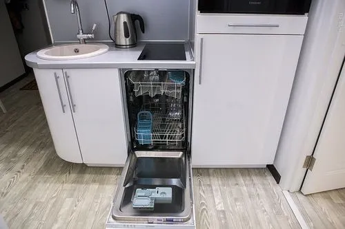 Пример размещения узкой посудомоечной машины на компактной кухне под варочной панелью