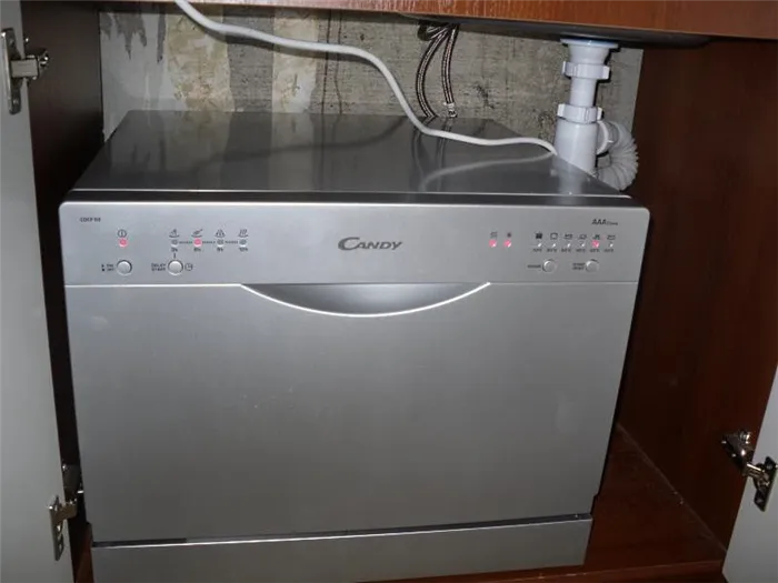 Пример установки компактной посудомоечной машины в малогабаритную кухню под мойку