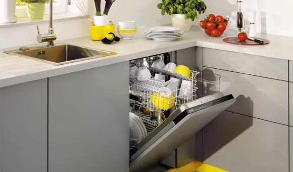 При самостоятельной установки посудомоечной машины на кухне выбирайте место ближе к раковине