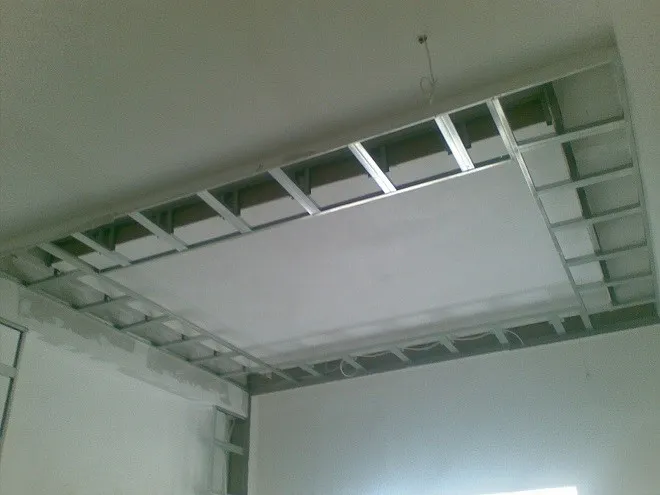 Монтаж двухуровневого потолка способом обратной фиксации