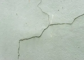 Трещины в стене