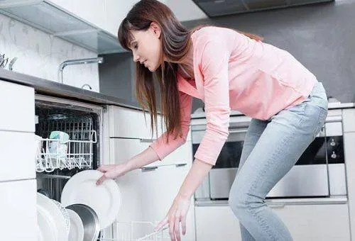 девушка у посудомоечной машины