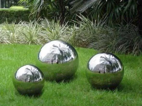 Зеркальные шары - это мячи, покрашенные краской с хром-эффектом
