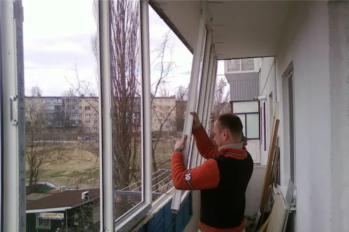 Остекление маленького балкона ПВХ-окнами
