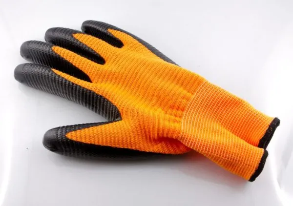 Для защиты рук от цемента понадобятся плотные перчатки