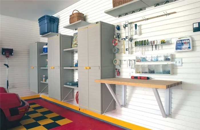 Зона мастерской с верстаком и инструментами для хранения электроинструмента. 