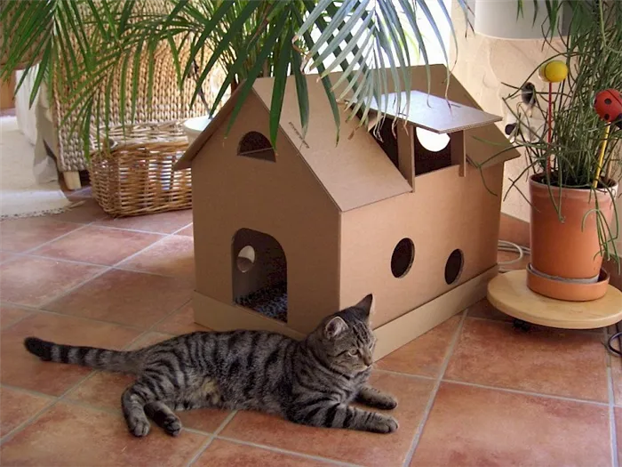Ещё лучше, когда домик не полностью текстильный, а в основе имеет картон или фанеру. Тогда это истинный кошачий дворец!