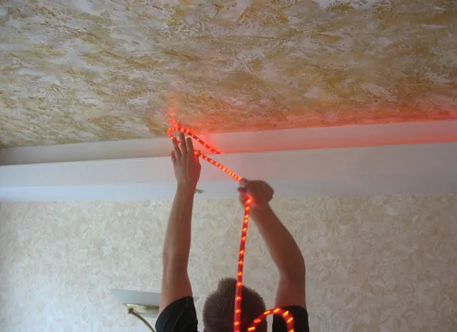 крепление светодиодной ленты на потолок