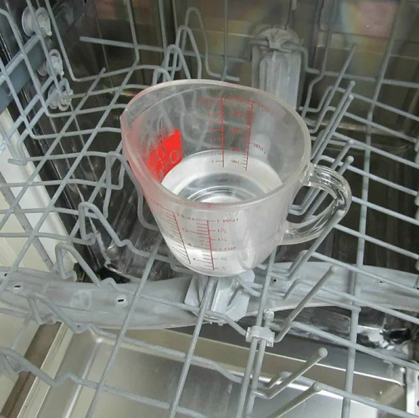 Использование уксусного раствора поможет победить накипь в посудомоечной машине без труда