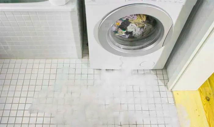 Течь воды со стиральной машины может быть связана с поломкой подшипника