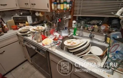 Засохшие на тарелках остатки еды нужно очищать, прежде чем отправлять посуду в посудомойку