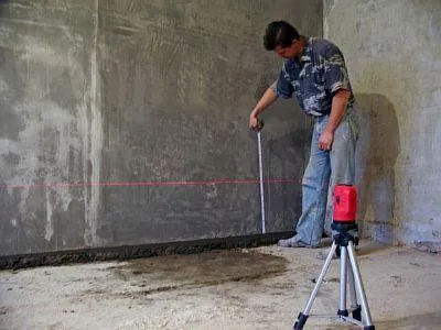 Фото — Определяется уровень заливки бетона