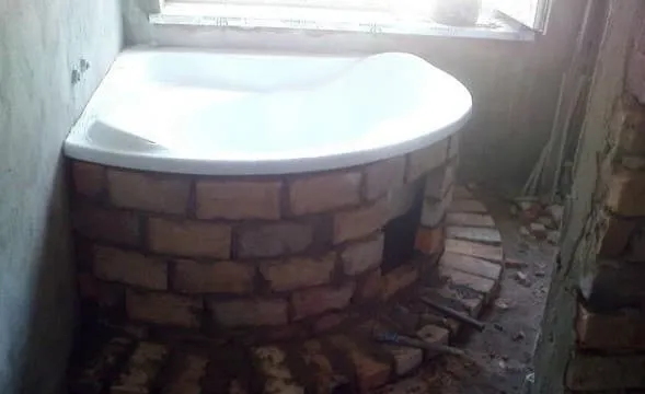 угловая ванная на фундаменте