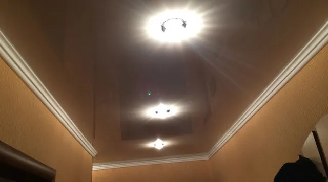 варианты размещения светильников на натяжном потолке