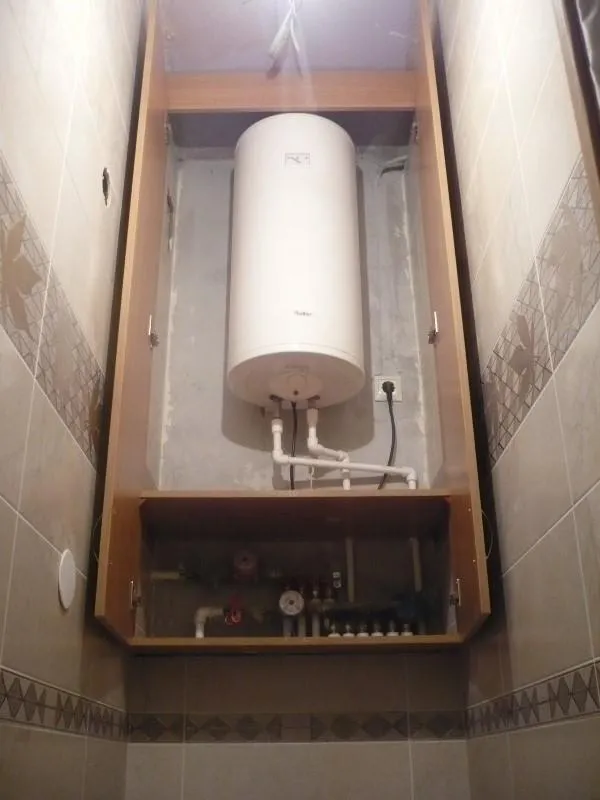 Шкаф для водонагревательного бака в туалете