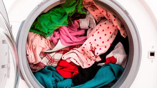 Перегруз белья в стиральной машине, из-за чего машинка не выходит на отжим