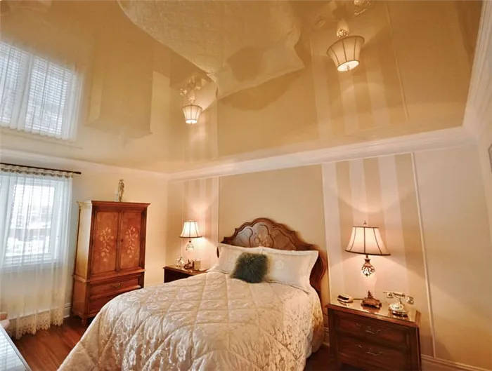 Светлый потолок для спальни
