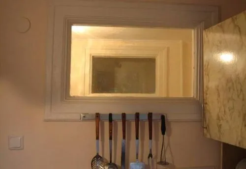 Пластиковое окно между ванной и кухней. Почему нельзя сносить окошко между кухней и санузлом и как его красиво обыграть