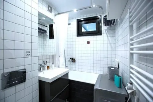 Пластиковое окно между ванной и кухней. Почему нельзя сносить окошко между кухней и санузлом и как его красиво обыграть
