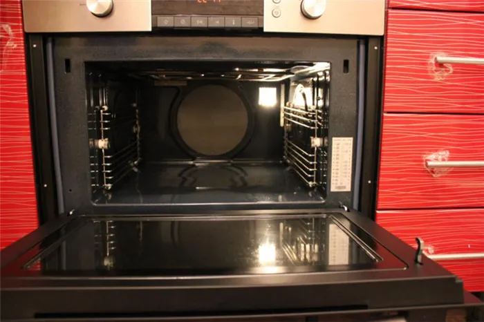 Внешне встраиваемая духовка с микроволновкой ничем не отличается от стандартного кухонного оборудования