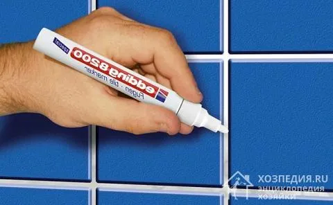 Отбелить стыки плитки в ванной комнате поможет специальный маркер для затирки