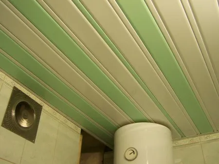 Зелено-бежевый потолок из пластиковых профилей в интерьере