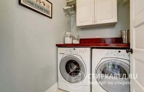 Конечно же, удобнее, когда стиральная машинка и сушка находятся не на кухне или в ванной, а в отдельной хозяйственной комнате