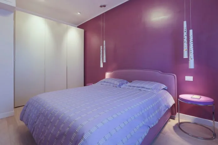минималистичная спальня в фиолетовых тонах