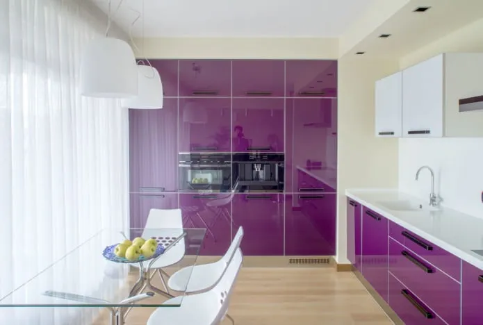 интерьер кухни с фиолетовым гарнитуром