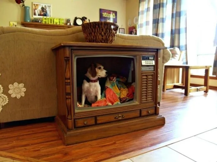 Домик для собаки из старого телевизора
