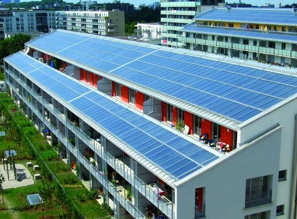 Много солнечных батарей для большого здания