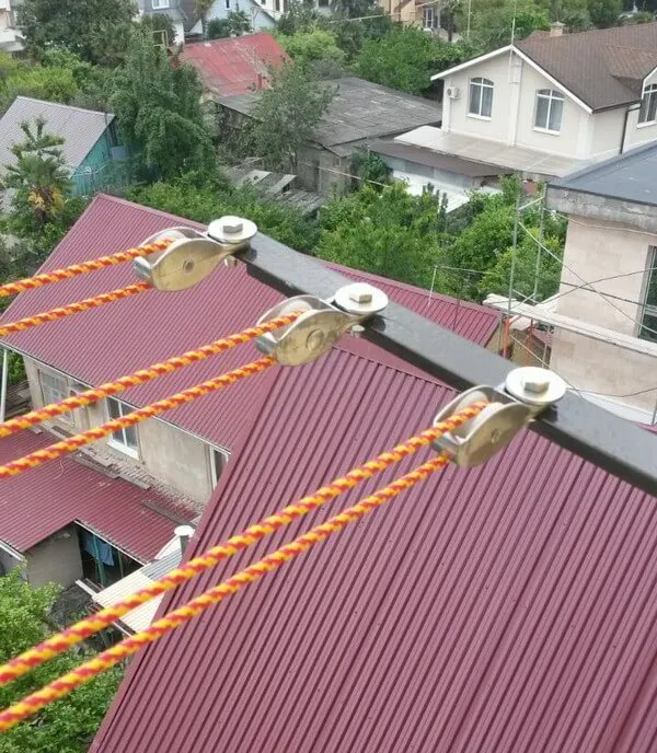 как натянуть бельевую веревку на балконе