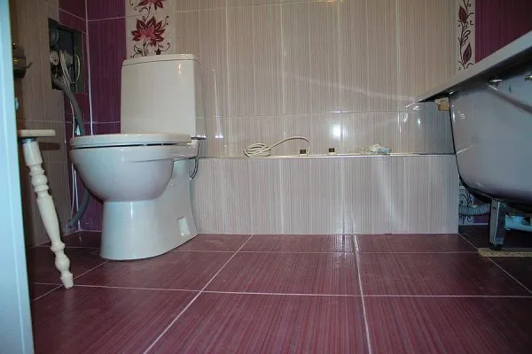 Если плиткой отделывается ваннаяя комната, стоит брать клей с повышенными показателями влагостойкости