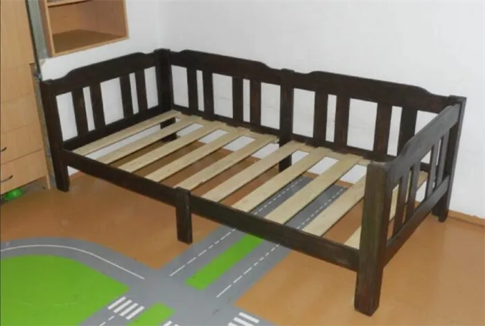 Деревянные ножки конструкции детской кроватки