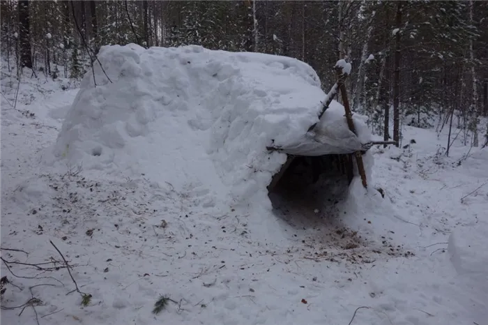 Как построить шалаш зимой в лесу