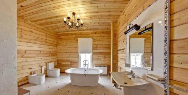 Ванная комната в деревянном доме - древесина везде 