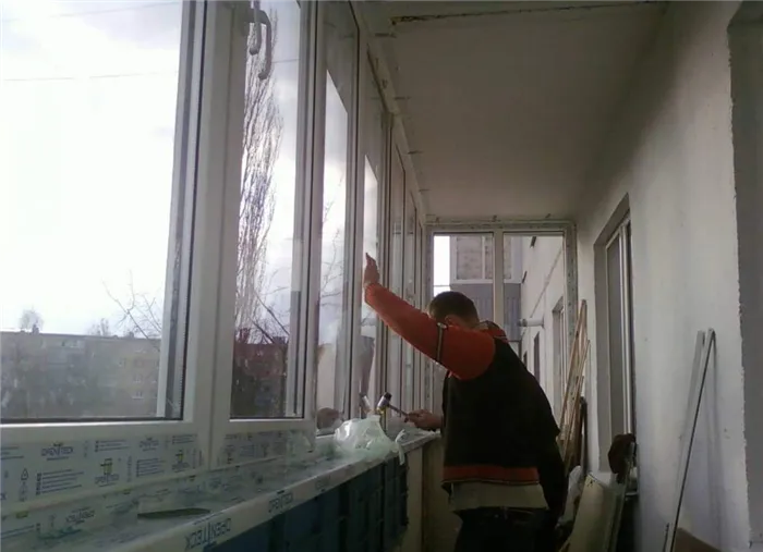 Установка стеклопакетов на балконе
