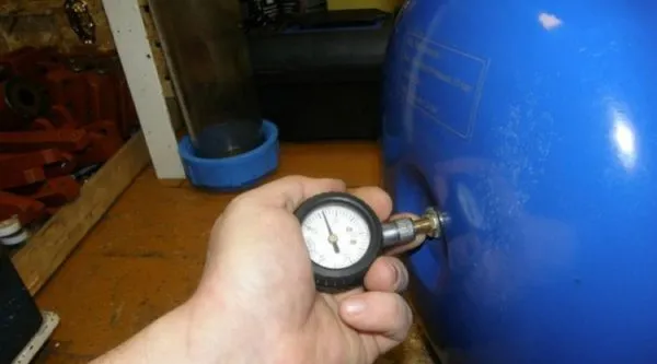 Для начала нужно измерить величину давления в гидроаккумуляторе