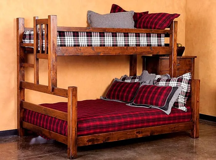 Не укладывайте в двухъярусную кровать слишком высокий матрас, есть риск, что ребёнок с него скатится во время сна