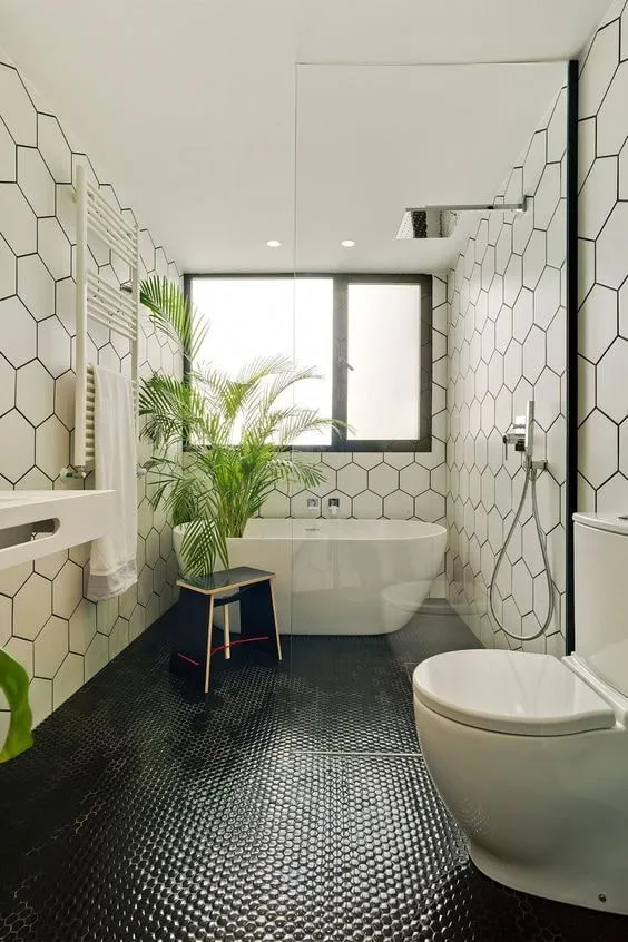 черно-белая ванная с мозаикой на полу