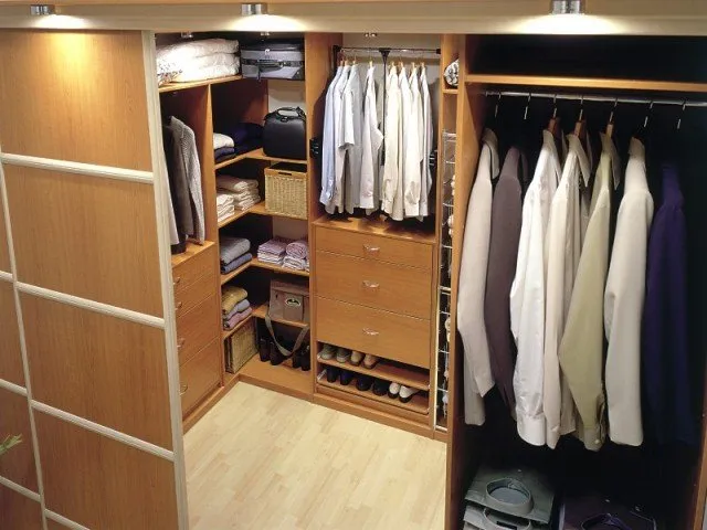 аккуратно развешенная одежда в шкафу