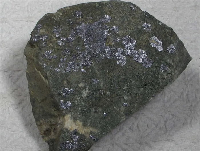 Камень с вкраплениями сульфидов