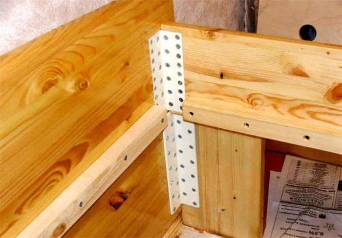 Металлические уголки для соединения деталей деревянной кровати