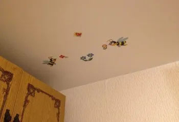 Декоративные наклейки на потолке в детской