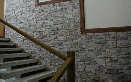 Дизайн стен лестничных пролетов декоративным камнем