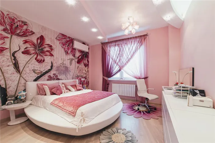 Розовые стены в спальне с красивыми фотообоями